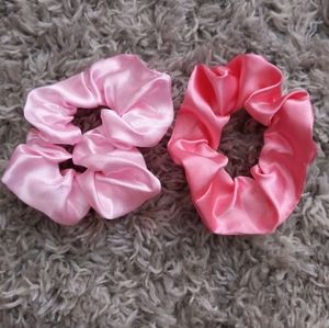 2 pink scrunchies